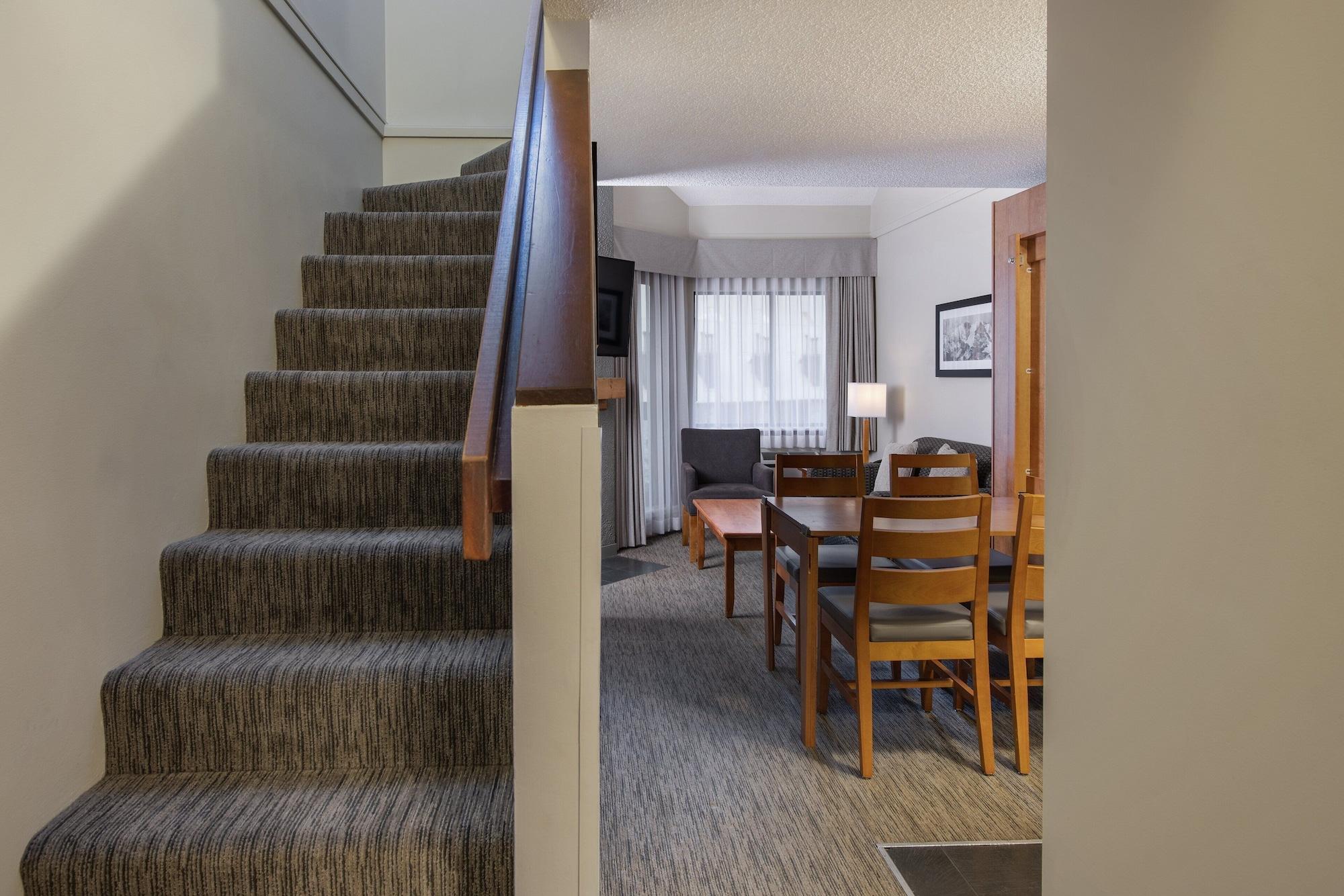 Whistler Village Inn & Suites Exterior photo
