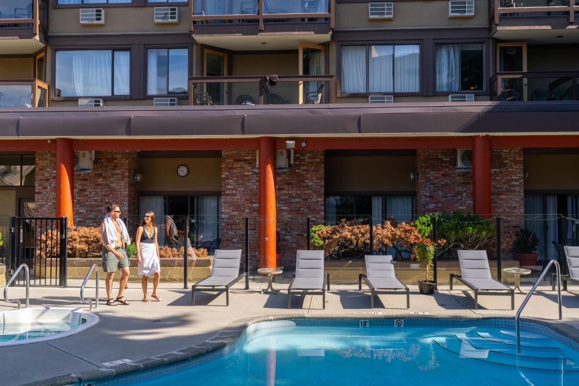 Whistler Village Inn & Suites Exterior photo