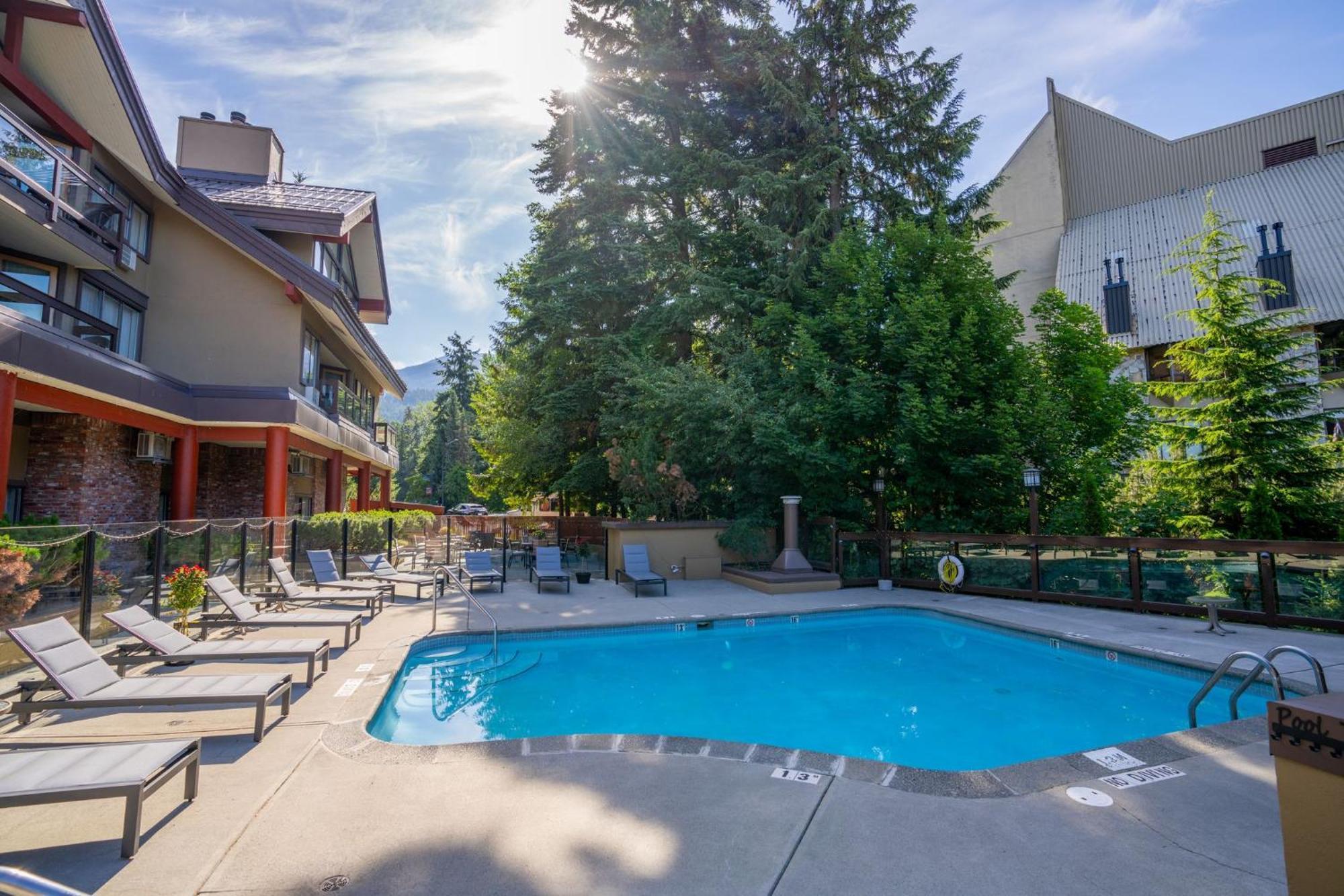 Whistler Village Inn & Suites Exterior photo